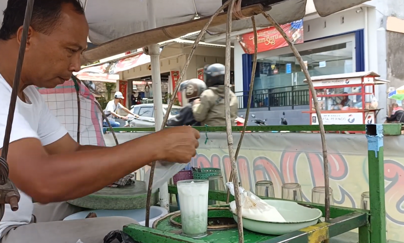 Penjual Es Dawet Ayu Asli Banjarenegara di Grabag Magelang - Laris Sejak 1996 Apa Resepnya?