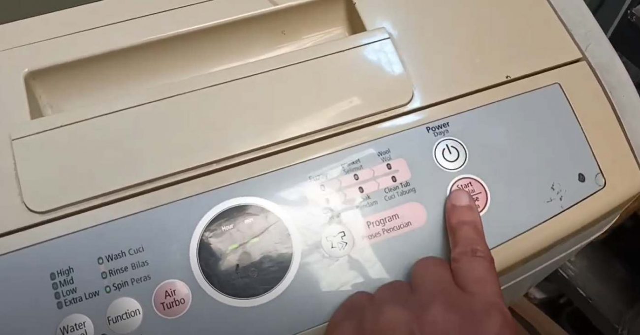 Bagian atas mesin cuci yanga da tombol-tompol- Fungsi Mesin Cuci tidak hanya untuk mencuci baju saja