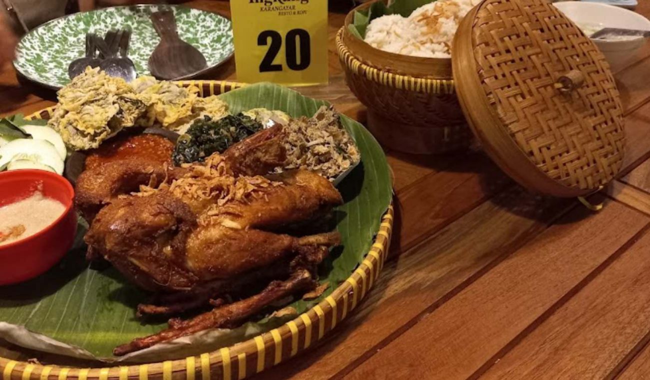 Sensasi Kuliner Ayam Ingkung Jogja di Kandang Ingkung Resto & Kopi Karanganyar